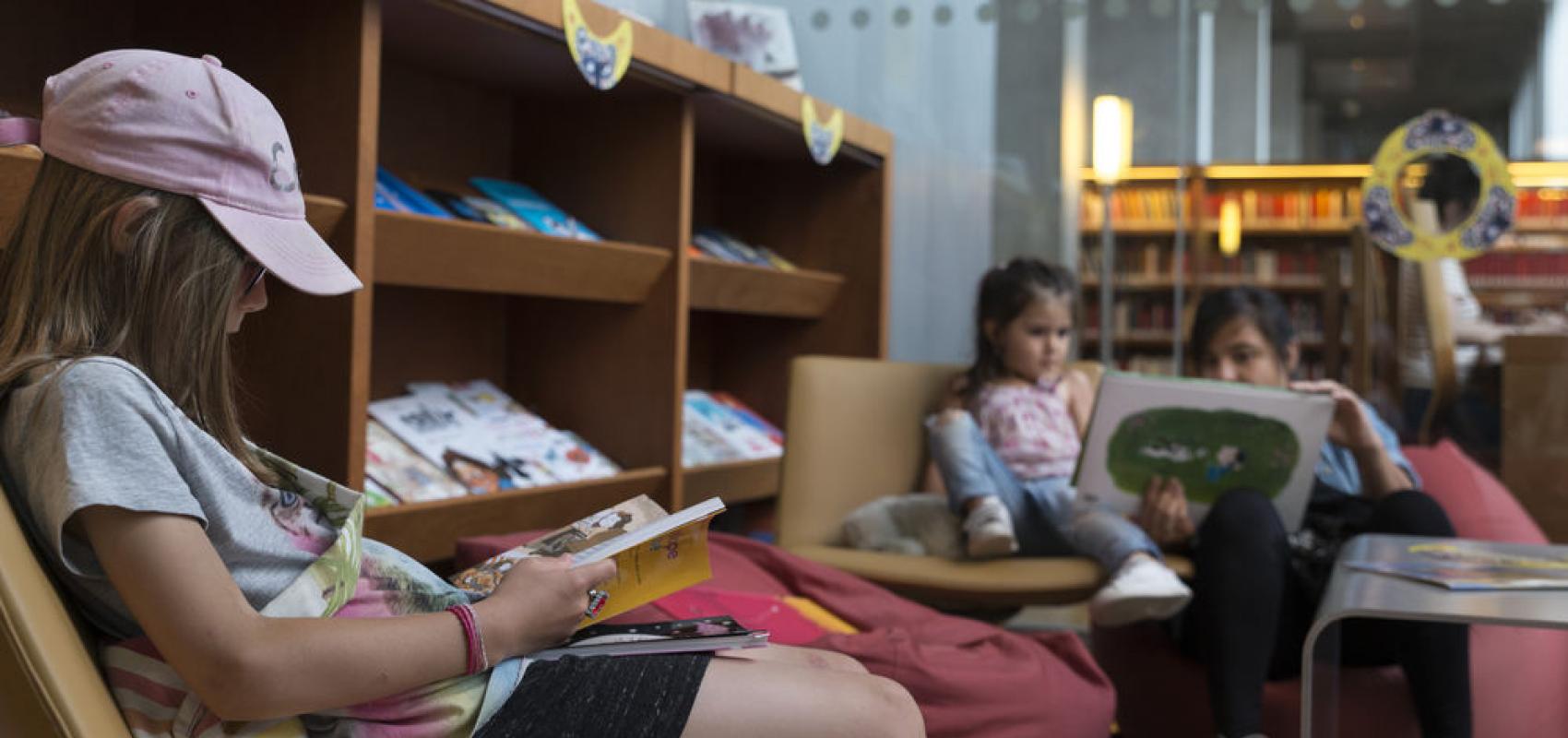 Enfants entrain de lire